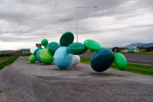 James Angus Ellipsoidal Sculpture Connect East Commission for Eastlink freeway, Nunawading to Frankston, Melbourne Painted fibreglass & steel, 24 ellipsoidal structures, each 100-300cm in diameter. Image courtesy the artist and Roslyn Oxley9 Gallery, Sydney
